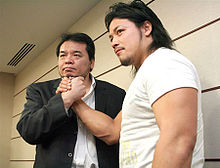 Mitsuharu Misawa et Gō Shiozaki qui ont tous les deux détenu le titre de Champion poids-lourd GHC.
