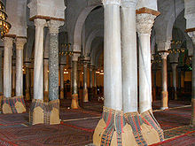 Photographie des colonnes de la salle de prière.