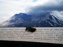 Mémorial en granit avec le nom des victimes.