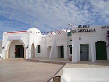 Entrée du musée de Guellala avec sa façade blanche.