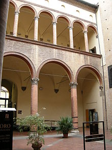 Image de la cour du palais avec sa double rangée de loggia.