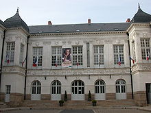 L'ancien hôtel de ville de Nantes présente une large façade blanche à grandes fenêtres