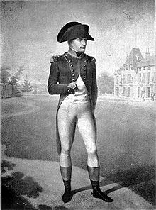 Napoléon vu de trois-quart, la main dans son gilet, debout au milieu d'un parc