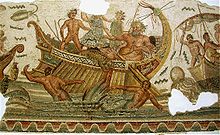 Neptune est dans un bateau et punit des pirates qui sont transformés en dauphins ; sur les côtés on voit des scènes de pêche.