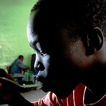 Jeune garçon Nuer d'une famille de réfugiés soudanais