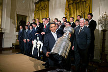 Photographie du président Obama avec l'équipe 2008-09 et la Coupe Stanley