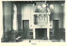 Photographie du parloir du lycée à la fin du XIXe siècle, laissant voir une grande cheminée sculptée.