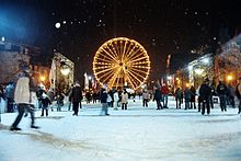 Photographie montrant la grande roue de Noël et la patinoire de nuit