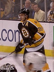 Photographie couleur Patrice Bergeron avec le maillot des Bruins de Boston