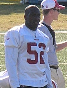 Accéder aux informations sur cette image nommée Patrick Willis at 49ers training camp 2010-08-11 3.JPG.