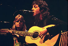 Paul et Linda McCartney sur scène en 1976
