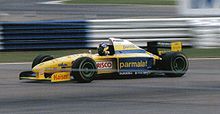 Photo de Pedro Diniz à bord de la Forti FG01-95 lors du Grand Prix de Grande-Bretagne 1995. Il abandonne au treizième tour en raison d'une boite de vitesse cassée.