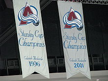 Photo des deux bannières de champion de la Coupe Stanley de l'Avalanche du Colorado.