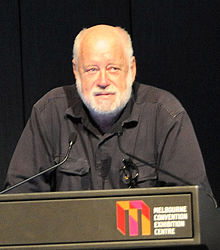 Phillip Adams à la tribune de la Global Atheist Convention en 2010.