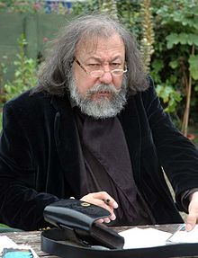 Pierre Dubois écrivant, en 2006