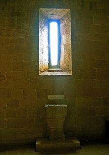 Image des fonds baptismaux des papes Pie II et Pie III dans la pieve di Corsignano