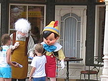 Personnage costumé de Pinocchio au Magic Kingdom.