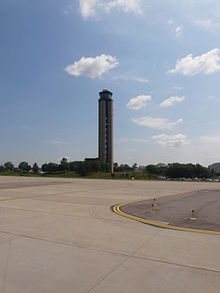 Pittsburgh International Airport - tower 01.JPG