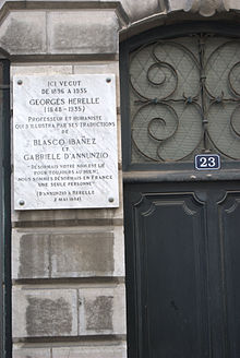 Plaque honorant Georges Hérelle au 23, rue Vieille-Boucherie à Bayonne où il vécut de 1896 à 1935.