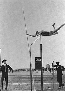 Photo représentant un athlète sautant à la perche lors du concours des Jeux olympiques d'été de 1904