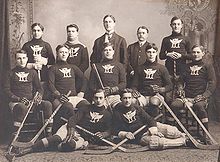 Photographie en noir et blanc de l'équipe du Portage Lakes Hockey Club