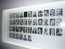 nombreuses photos accrochées à un mur