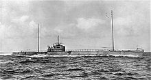 Photographie en noir et blanc d'un sous-marin, vu de tribord.