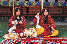 Qashqai women spinning.jpg
