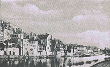 Cette photographie présente les rives bisontines du Doubs, alors que le quai Napoléon proprement dit n'existait encore pas.