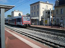 Un élément Z 8800 de la ligne C du RER stationné devant le bâtiment voyageurs.