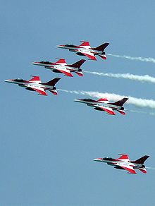 Vol en formation des F-16 de la patrouille acrobatique singapourienne