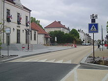 Exemple de route classée en zone 30 en France avec un ralentisseur