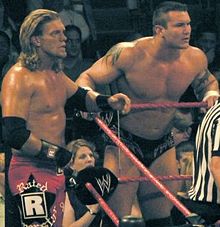 Photographie de l'équipe « Rated-RKO », composée d'Edge (à gauche) et de Randy Orton (à droite).