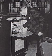 René Cotyn président de la République devant un meuble combiné radio-électrophone Pathé-Marconi en 1956.