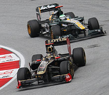 Photo de Nick Heidfeld précédant Heikki Kovalainen au Grand Prix de Malaisie 2011