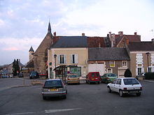 La place de la République et l'église Saint-Denis.