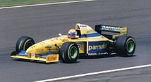 Photo de Roberto Moreno à bord de la Forti FG01-95 lors du Grand Prix de Grande-Bretagne 1995. Il abandonne au quarante-huitième tour en raison d'un problème de pression hydraulique.