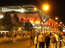 Photographie représentant la façade du stade sur la route de Lorient, la nuit, et le public ayant envahi la chaussée.