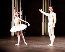 Alina Cojocaru saluant le public lors d'une représentation de Jewels au Royal Ballet.