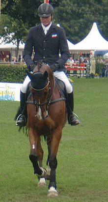 Sören von Rönne sur son cheval, de face