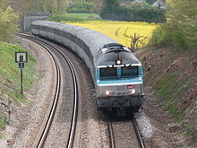 La locomotive CC 72145 tractant un intercités à destination de la gare de l'Est passe à Chalmaison au kilomètre 91.
