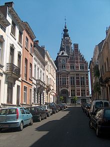 La rue Floris en remontant vers l'Hôtel communal de Schaerbeek