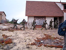 Plusieurs soldats s'entraînent au Fort Ord