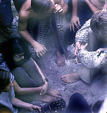Groupe de hippies partageant un « joint » (photographie)