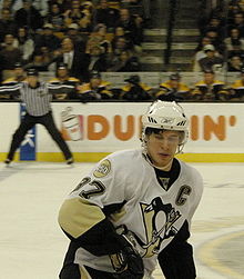 Photo de Sidney Crosby portant le numéro 87 et le C de capitaine des Penguins.