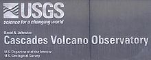Signalétique montrant le nom complet et officiel de l'Observatoire volcanologique des Cascades.
