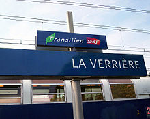 Panneau indiquant le nom de la gare.