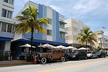  Photo de bâtiments Art Déco dans une rue de Miami Beach.