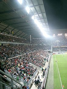 Photographie montrant la tribune Lorient et ses spectateurs, lors d'un match en 2005.