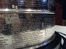 Photo en gros plan des noms des joueurs de l'Avalanche du Colorado gravés sur la Coupe Stanley.